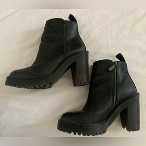 Dr. Martens Magdalena Boot, slightly used, size 7